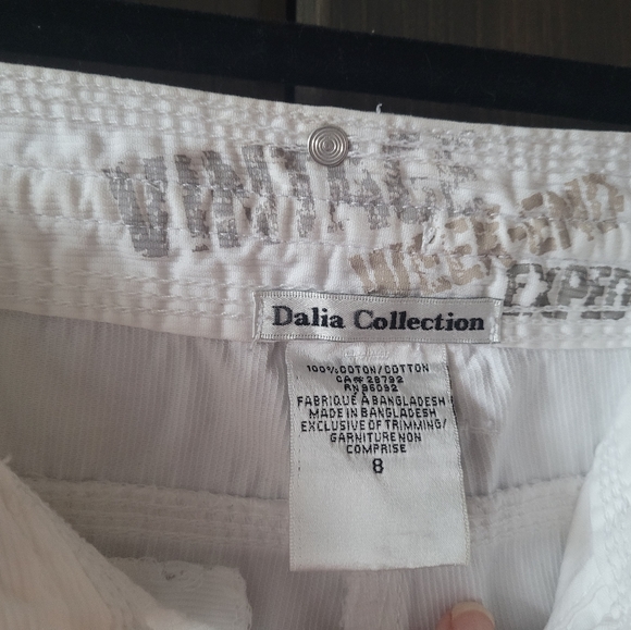 2/$20 Dalia White casual comfy shorts sz 8 - Picture 2 of 3